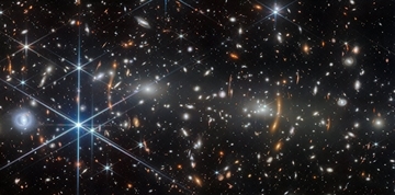 二つの銀河団の合体現場をジェイムズ・ウェッブ宇宙望遠鏡がとらえた　JWSTの「今月の1枚」