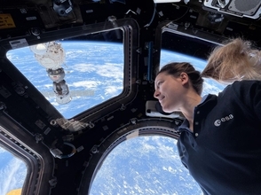 ISS（国際宇宙ステーション）の「出窓」から見える地球