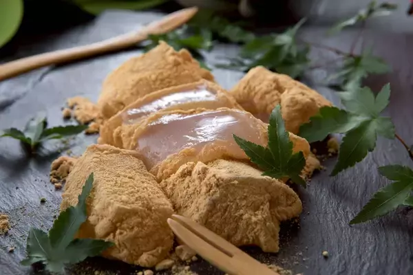 「＜新しいわらび餅＞箸でしか掴めない「とろとろわらび餅」が人気の「わらび屋本舗」“箸で掴みたくなる”弾力！？「極もちもちわらび餅」を12月26日(金)から販売します」の画像