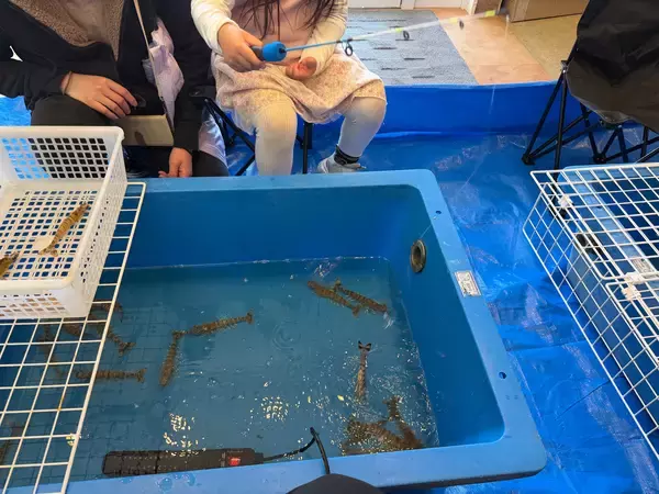 「廃止した水道施設で育てた地元産バナメイエビを横須賀朝市で初披露　試食・海老釣り体験を通じて、地域発の新しい陸上養殖モデルを発信」の画像