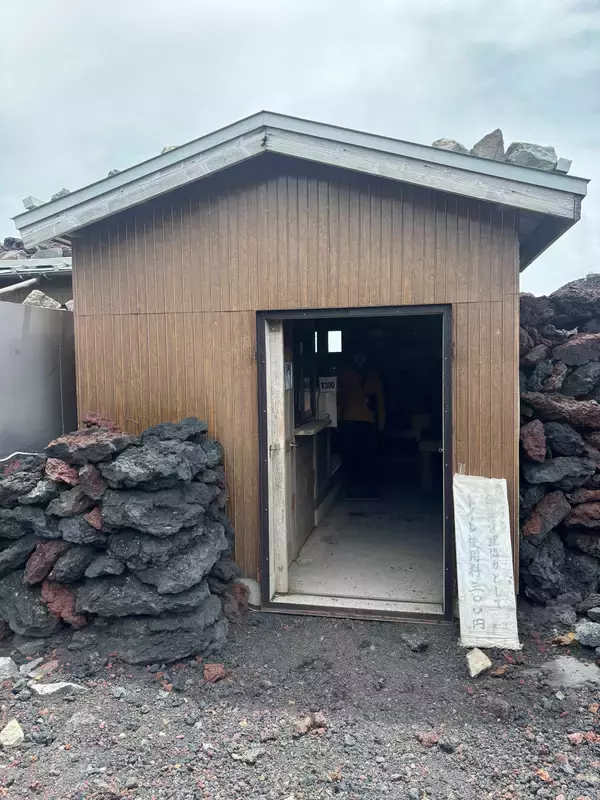 「富士山開山、登山者増加で問われる衛生環境　山頂3,776m 山小屋トイレ改善へオゾン除菌脱臭器現場検証を開始」の画像