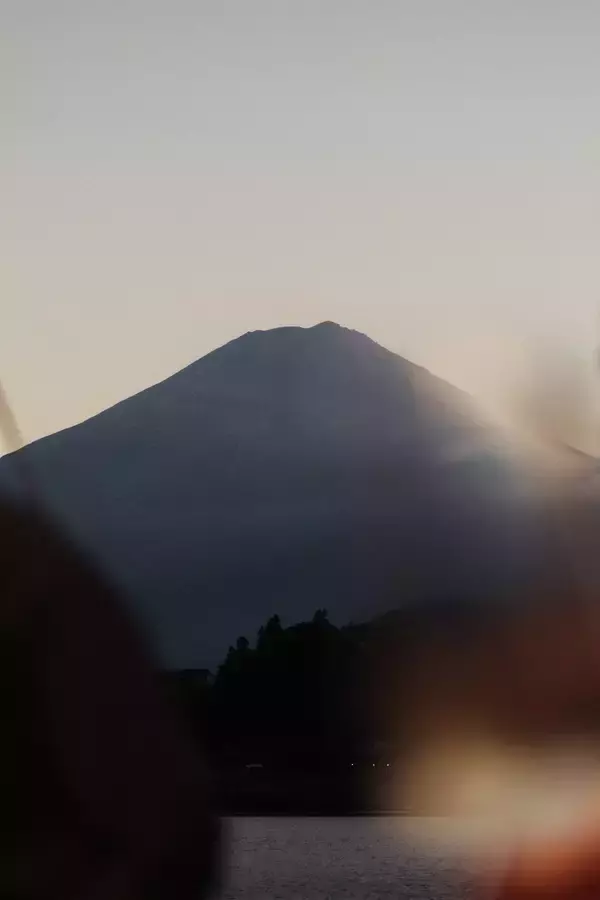 富士山と紅葉に染まる、秋の河口湖へ　湖上レストラン「HAMANASHI HOUSEBOAT」にて4日間限定「紅葉ガストロノミークルーズ」を10月31日から開催