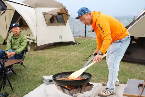「【テレビ新広島】「バイきんぐ」結成30周年　幻の食材で作る巨大“バカ鍋パエリア”」の画像