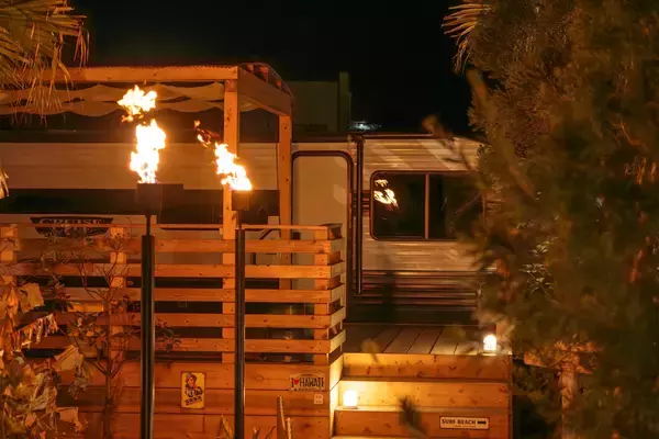 「淡路島"天国の海"でプチハワイフェスタを開催4月25・26日の2日間限定、入場無料イベントバーガー×ソフトクリーム×花畑を2,800円で巡るツアーも」の画像