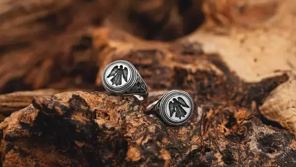 「LEATHERS AND TREASURES（レザーズアンドトレジャーズ）新作「CREED INTAGLIO RING」発売記念、希少石「カラーチェンジガーネット」を使用したフェアを8/15より開催」の画像
