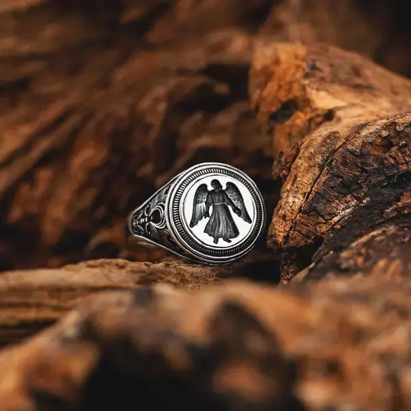「LEATHERS AND TREASURES（レザーズアンドトレジャーズ）新作「CREED INTAGLIO RING」発売記念、希少石「カラーチェンジガーネット」を使用したフェアを8/15より開催」の画像