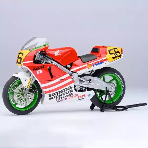「『バリバリ伝説』の名マシンが立体化！巨摩 郡のNSR500が1/12スケールで登場〈ヘルメット付属〉」の画像