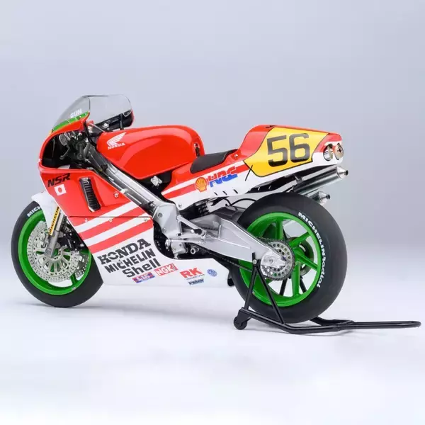 「『バリバリ伝説』の名マシンが立体化！巨摩 郡のNSR500が1/12スケールで登場〈ヘルメット付属〉」の画像