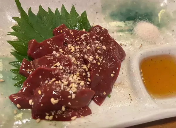 「肉の旨さ革命、始動。25年12月9日　東京・恵比寿に「日本のお酒と馬肉料理 うまえびす」堂々リニューアルオープン！」の画像