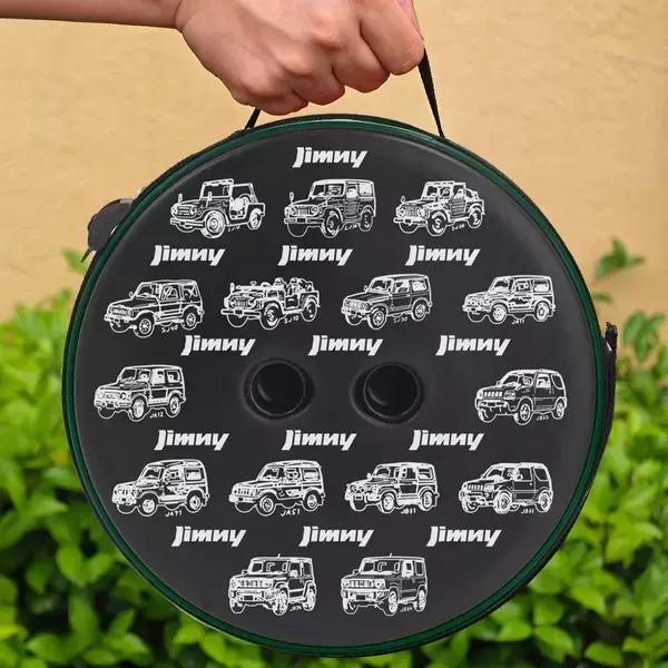 『歴代のジムニーが並ぶ』折りたたみスツール、製品リニューアルで予約販売開始！