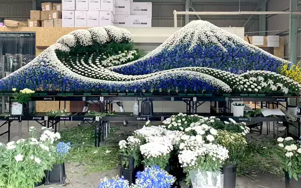 「秋のお彼岸を前に、故人らしさを花で表現　フレシードが思い出を語り合う花祭壇を提案」の画像