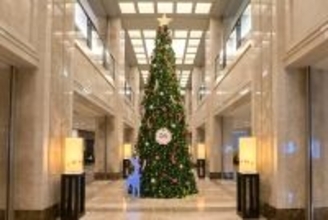 奈良の靴下工場の靴下が、巨大クリスマスツリーを華やかに彩る 「ホテル日航奈良」の20周年記念クリスマスツリーオーナメントに創喜のローゲージソックスが採用