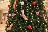 「奈良の靴下工場の靴下が、巨大クリスマスツリーを華やかに彩る 「ホテル日航奈良」の20周年記念クリスマスツリーオーナメントに創喜のローゲージソックスが採用」の画像2