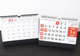 「赤木印刷、メモのしやすさと視認性に特化したA5サイズの卓上カレンダーを発売！」の画像1