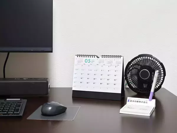 「赤木印刷、メモのしやすさと視認性に特化したA5サイズの卓上カレンダーを発売！」の画像