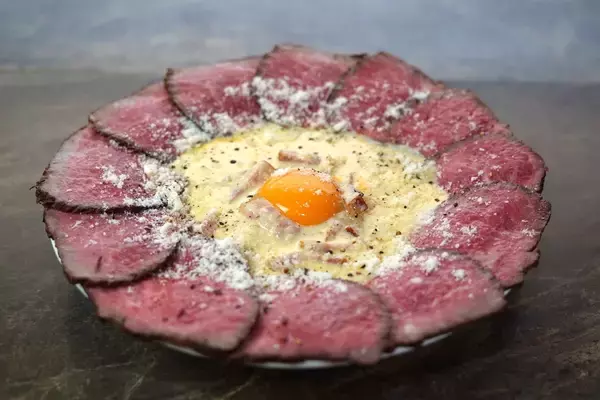 50cm超えのパスタ！？サーロイン肉をのせた“肉ボナーラ”が新宿に登場