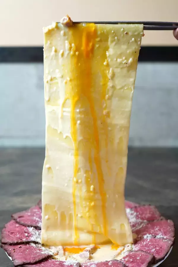 「50cm超えのパスタ！？サーロイン肉をのせた“肉ボナーラ”が新宿に登場」の画像