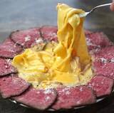 「50cm超えのパスタ！？サーロイン肉をのせた“肉ボナーラ”が新宿に登場」の画像3