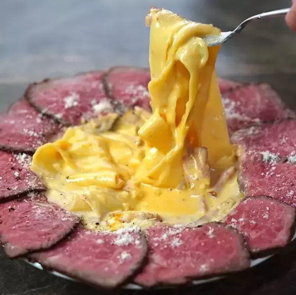 「50cm超えのパスタ！？サーロイン肉をのせた“肉ボナーラ”が新宿に登場」の画像