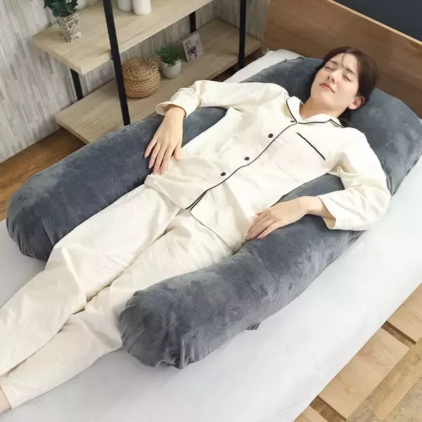 「【予約販売開始】Gorilla Sleep「HUGNOA」 全身を包み込むU字型抱き枕で極上の癒やし」の画像