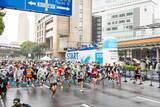「フルマラソン化10周年！ 全国＆海外から集まった約3万人のランナーが横浜の街を走る！ 豪華ゲストも来場 「横浜マラソン2025」開催！」の画像1