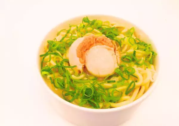 「見た目はクリスマスケーキ、正体はラーメン！？道の駅サーモンパーク千歳のクリスマス限定メニュー「メリーサーモン クリスマスケーキらぁめん」新登場！」の画像