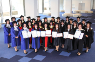 「ダブル・ディグリー・プログラム」2025年度修了者は4大学34名　クイーンズランド大学とのプログラムで初めて3名が修了