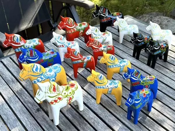 「北欧の伝統工芸品「幸せを運ぶ馬」ダーラナホースを、スウェーデン最古の工房から直輸入　2月20日より日本語説明書付きで箱入り販売」の画像