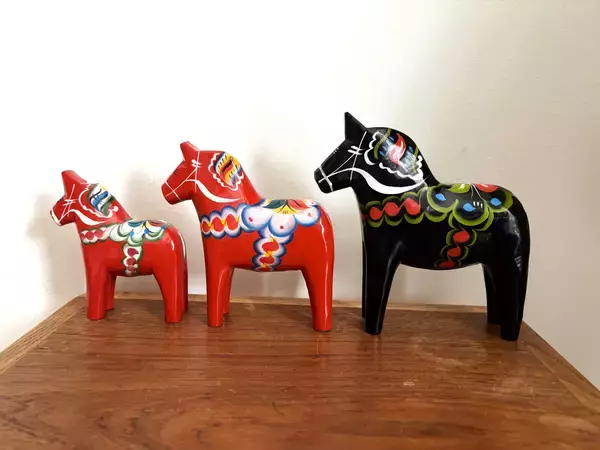 「北欧の伝統工芸品「幸せを運ぶ馬」ダーラナホースを、スウェーデン最古の工房から直輸入　2月20日より日本語説明書付きで箱入り販売」の画像