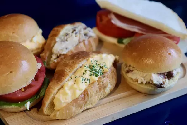 「『The BREAKFAST HOTEL 福岡中洲』、朝食を客室でゆっくり楽しむ新提案「ととのうご褒美BOX」を提供開始」の画像