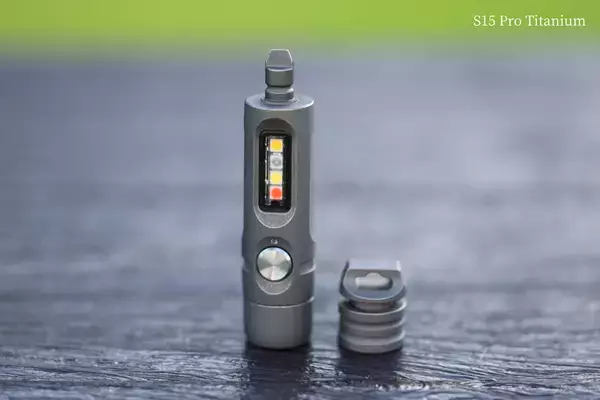 小さく明るいだけじゃない。こじ開け・フタ開けができるミニプライバーを搭載した超小型チタン製懐中電灯
