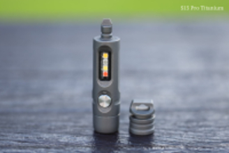 小さく明るいだけじゃない。こじ開け・フタ開けができるミニプライバーを搭載した超小型チタン製懐中電灯