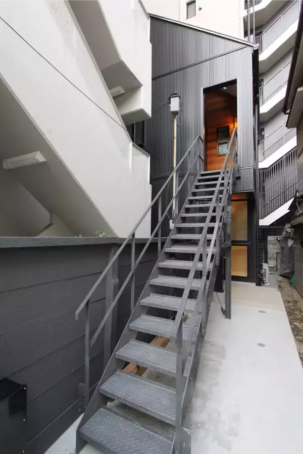 「都心・22坪の旗竿地で実現した「完全分離型二世帯住宅」を公開！空間を最大化する造作アイデアと心地よい距離感を両立」の画像