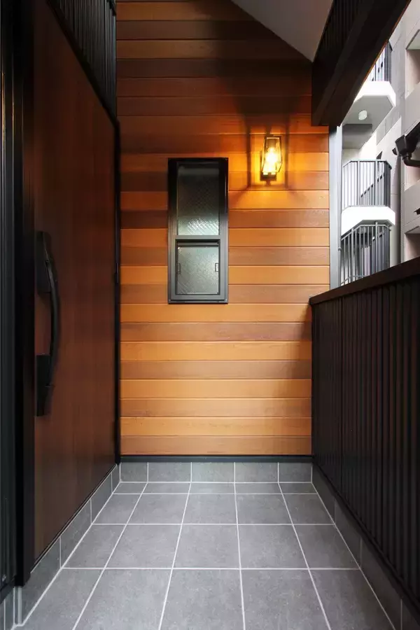 「都心・22坪の旗竿地で実現した「完全分離型二世帯住宅」を公開！空間を最大化する造作アイデアと心地よい距離感を両立」の画像