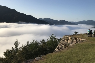 【兵庫】豊臣秀長が城代を務めた"天空の城"竹田城跡のふもとの宿雲の上に立つか、浮かぶ城跡を眺めるか9月からの雲海シーズンに「宿屋 天空」1名様5,500円〜