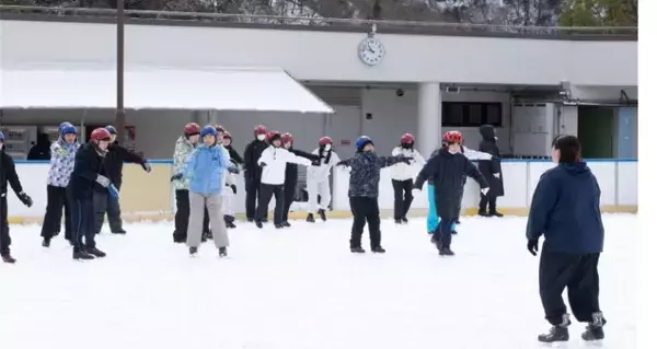 近畿大学附属豊岡中学校が1年生対象の「スケート実習」を実施　地元のリンクで行う伝統ある体験実習
