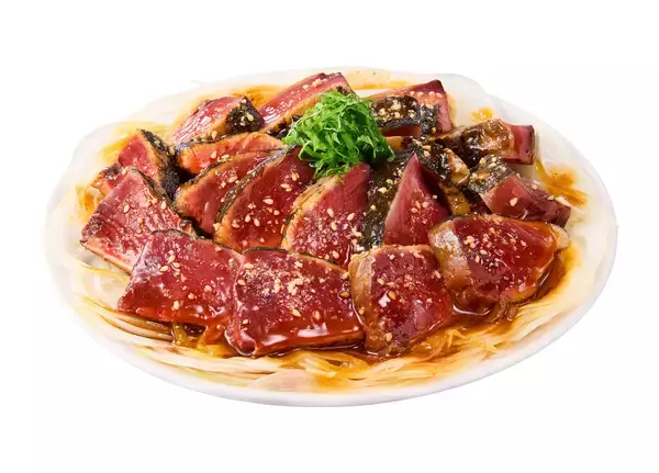 「鰹の刺身を中華風に楽しむ、夏にピッタリの清涼感『よだれ鰹の素』新発売」の画像