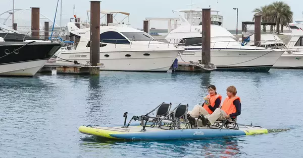 「大阪で新感覚のマリンレジャー＆宿泊！「大阪北港マリーナHULL」にて、足漕ぎSUP『HOBIE（ホビー）』体験付き宿泊プランを販売開始！」の画像