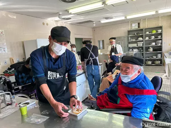 「「手話で繋がる農福連携」のココトモファームが、障がい児者家族の交流支援米粉バウム「縁バウム」デコレーション体験イベントを開催報告」の画像