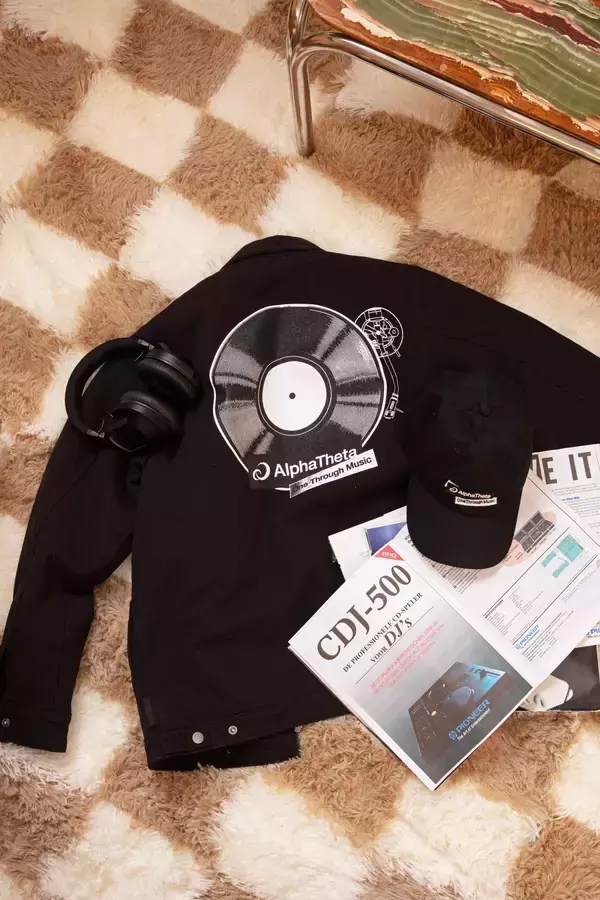 「AlphaTheta、初のアパレルアイテムを発売」の画像