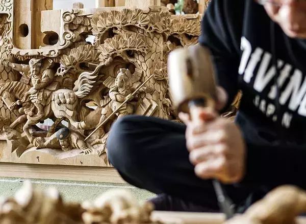 「【大阪・伝統工芸の危機に挑む】若者の「伝統離れ」を食い止めろ。ストリートブランドDIVINERが、だんじり彫刻師・前田暁彦と異色の対談を公開。「職人＝カッコいい」を再定義する。」の画像