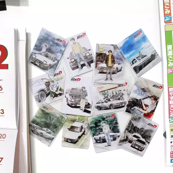 「全12種類『頭文字D』コミック表紙マグネット、「東京オートサロン」に登場！」の画像