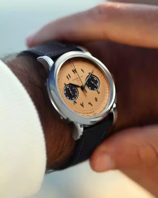 「スウェーデン発「CORNICHE」 - 250本限定クロノグラフモデルアラビア語数字が際立つサーモンダイヤル「Mirage Chronograph（ミラージュ クロノグラフ）」登場」の画像