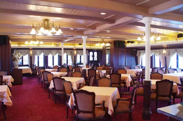 「草津・烏丸半島沖で打ち上がる約10,000発の花火をミシガン船上より鑑賞！『烏丸半島ミシガン花火鑑賞船』を運航します」の画像