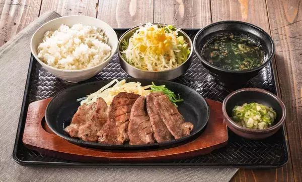 「【韓丼】牛タン好き歓喜！厚さが違う、満足感が違う。贅沢な厚切り牛タンを豪快に味わう「厚切りねぎ塩牛タン定食」新登場！」の画像