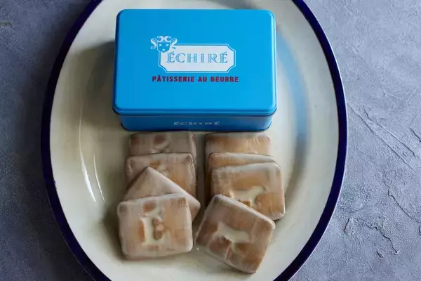 「エシレ・パティスリー オ ブールが贈るバレンタイン＆ホワイトデー！今年だけの期間限定デザインボックスやショッパーも登場 2026年1月15日（木）～3月中旬」の画像