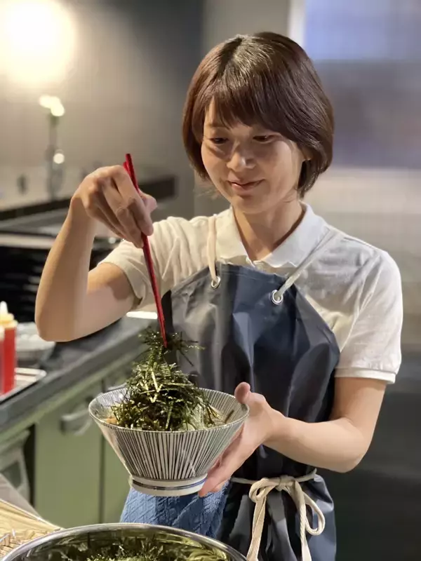 「東京・汐留の立ち食いそば「そば さやか」グルメ漫画家・なぐも氏による新作メンチ丼の店頭ポスターを掲示」の画像