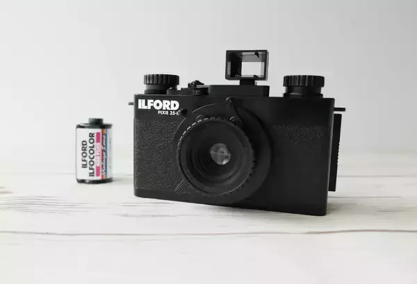 「フィルム撮影を手軽に、もっとクリエイティブに　「ILFORD PIXIE 35-II」フィルムカメラの国内販売をスタート」の画像