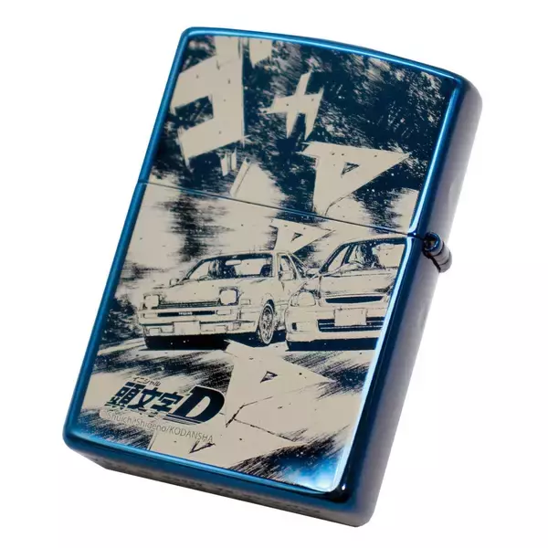 「スキがあれば絶対行くっ！！『頭文字D』150個限定生産「特別仕様ZIPPO」が「大阪オートメッセ2026」で販売決定！」の画像