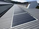 「一度は諦めた耐荷重の課題を突破　養鶏場屋根にパネル設置時「静音」でニワトリのストレスも低減　「重さ6.1kg・厚さ3mm」の最新薄型太陽光パネルを設置」の画像1